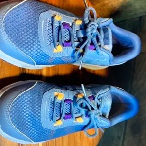 Under armour women’s sneakers like new